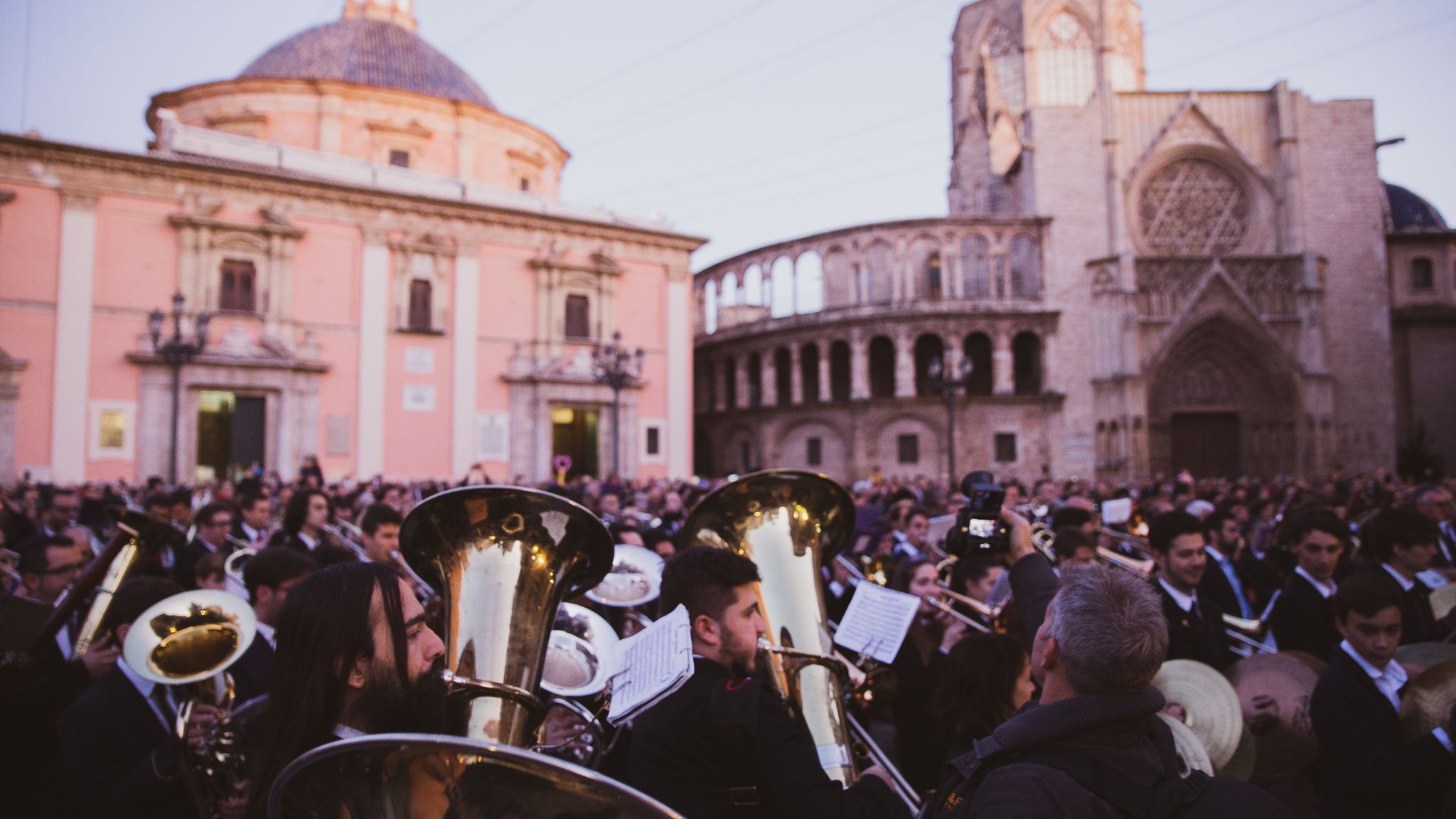 La Plaza De La Virgen De Val Ncia Acoge Un Concierto Simult Neo Con