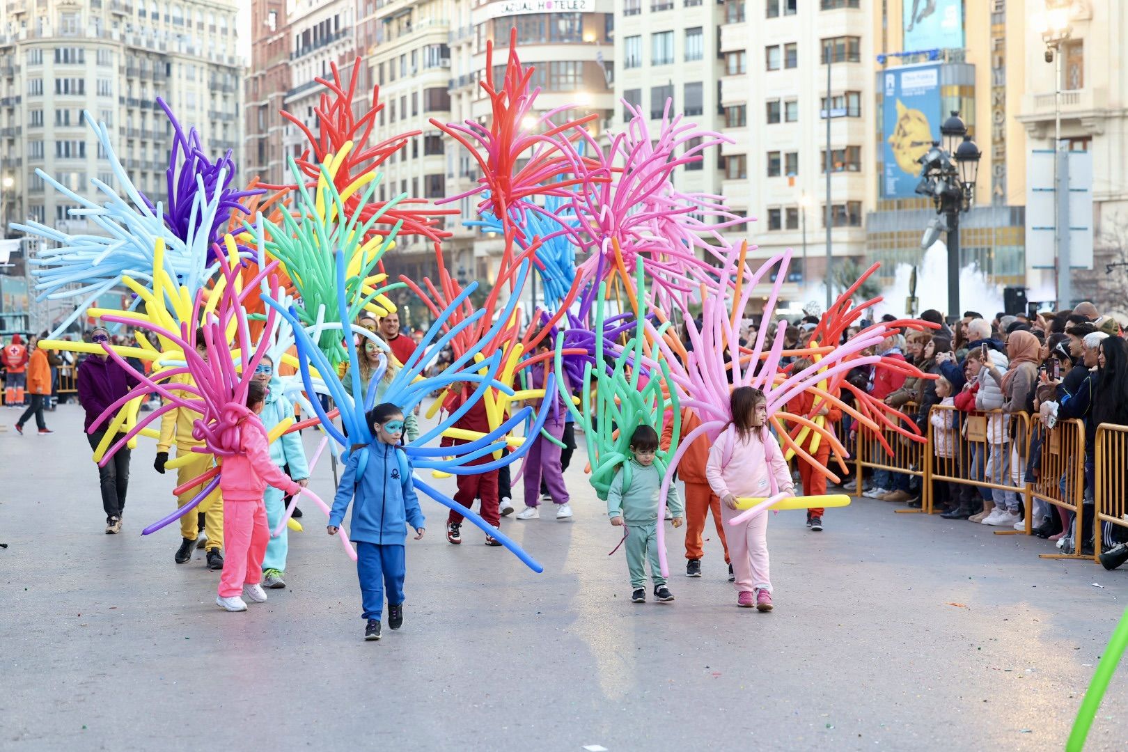 La S Tira La M Sica Y El Color Inundan Val Ncia Con La Cabalgata Del