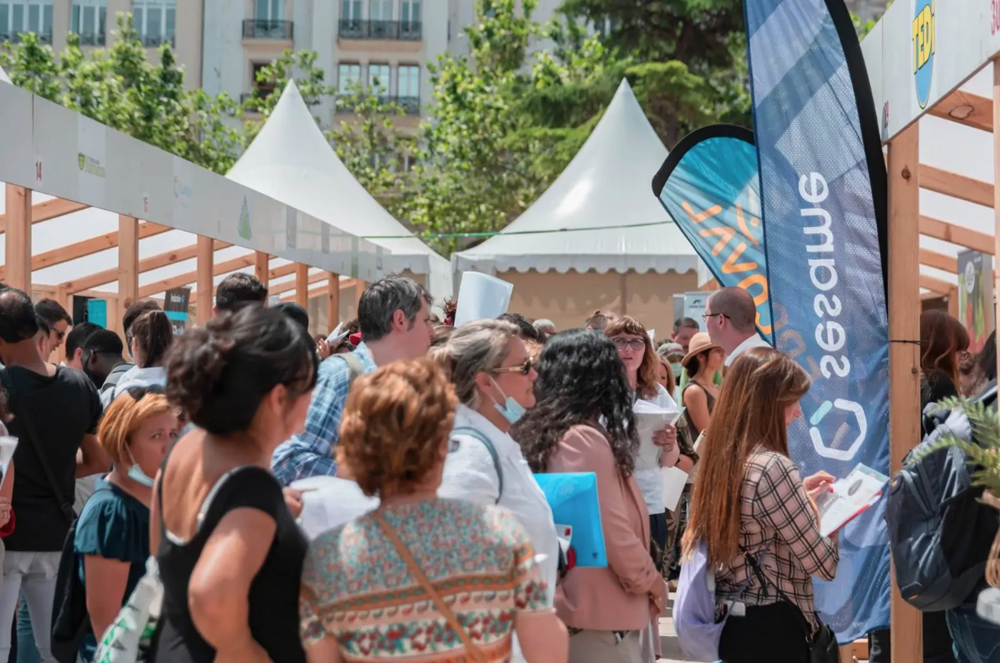 Vuelve la Feria de Empleo de València a la plaza del Ayuntamiento