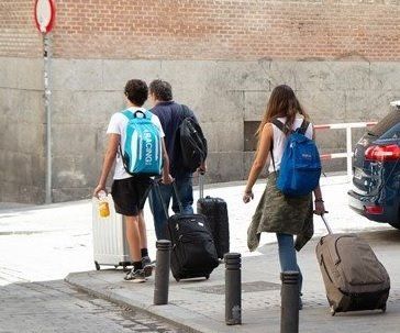 Un grupo de turistas con maletas llega a la ciudad de València