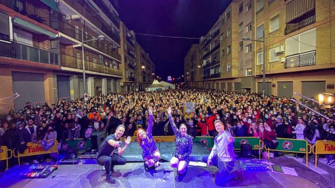 Els components de l'orquestra Montecarlo a la revetla de la Falla Benicalap a les Falles 2022