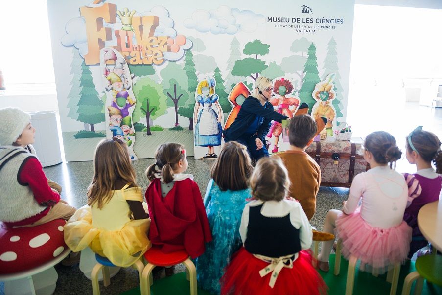 El Museo de las Ciencias propone celebrar el Día del Libro Infantil con los  cuentacuentos de la exposición 'Érase una vez'