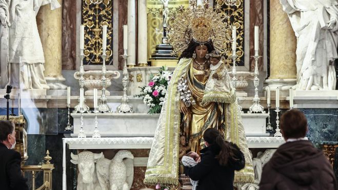 Besamanos de la Virgen de los Desamparados de València
