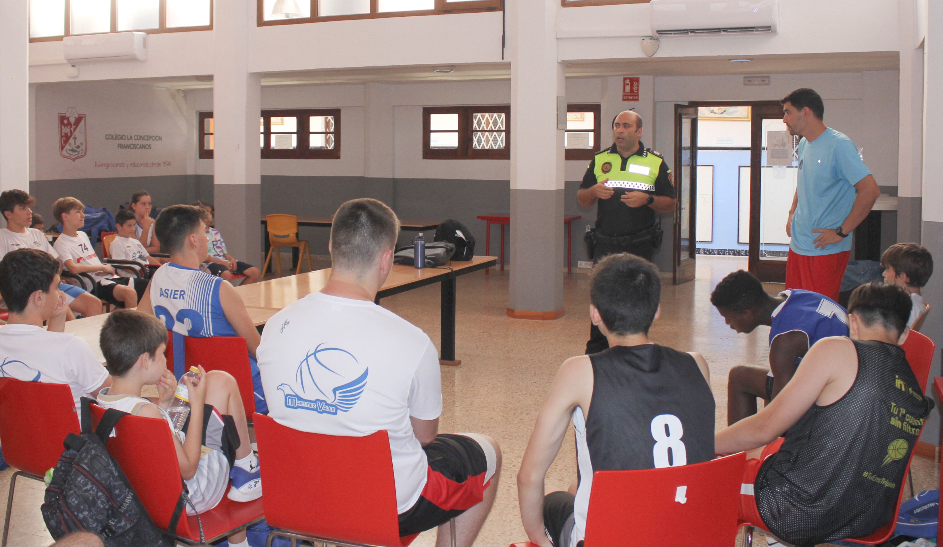 La Policía Local de Ontinyent forma a los jóvenes en el uso responsable de  los teléfonos móviles