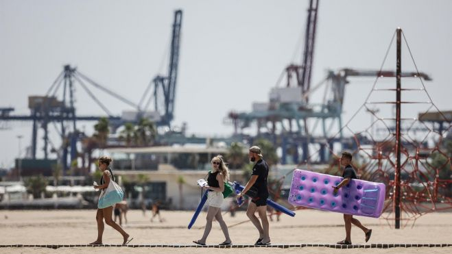 Turistas en una playa al lado del Puerto de València