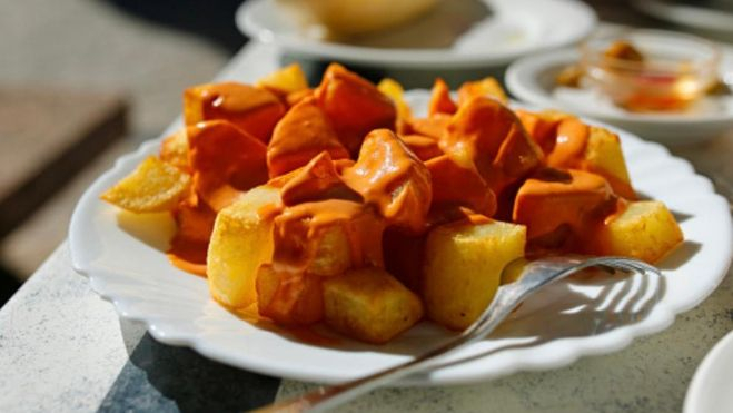 Un plato de patatas bravas