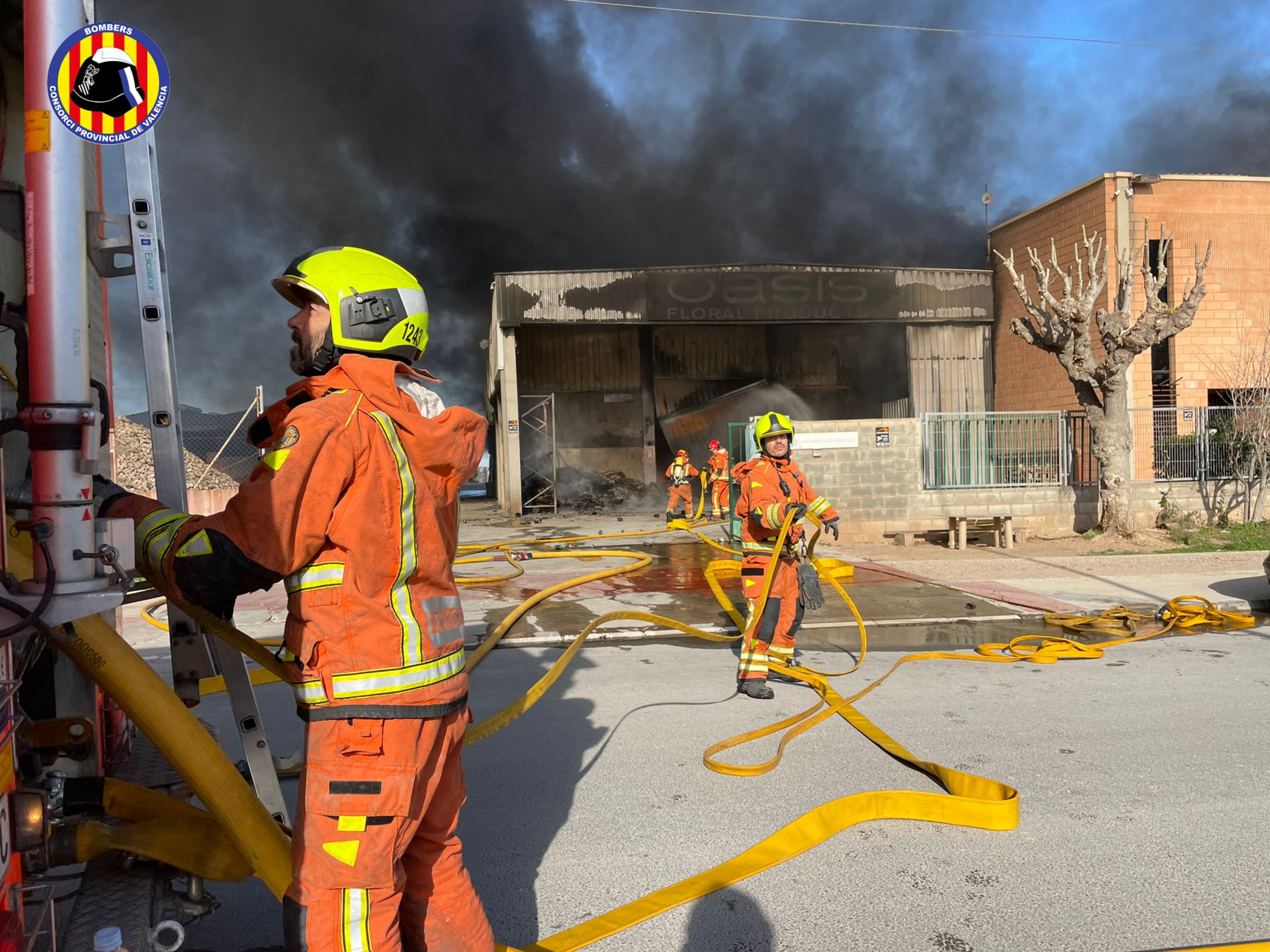 Bomberos Extinguen Un Incendio En Una Empresa Química En Picassent Que Se Ha Extendido A Otra 1293