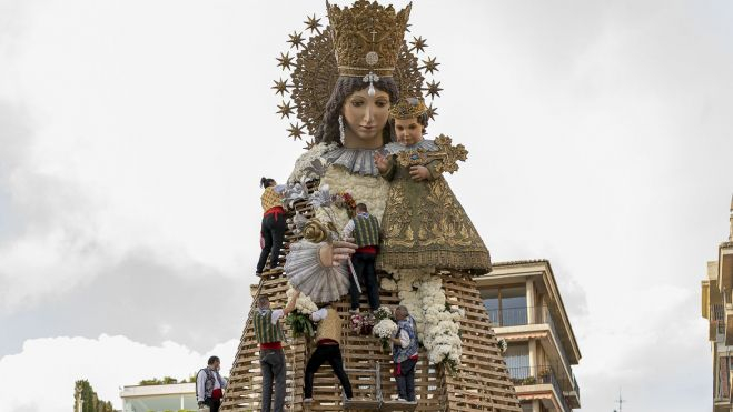 Vestidores de la Virgen en la Ofrenda de València, vistiendo el cadafal 