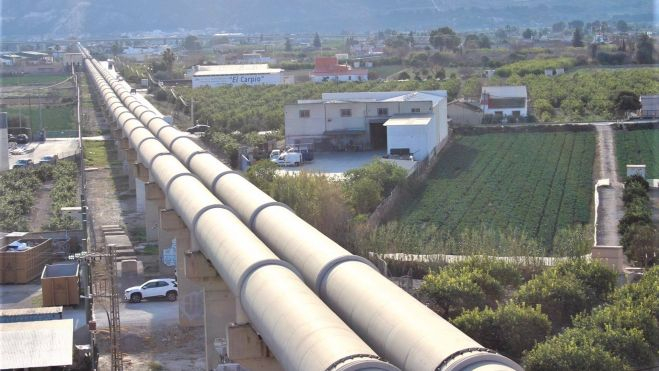 Tubos del canal del trasvase Tajo-Segura en el sifón de Orihuela