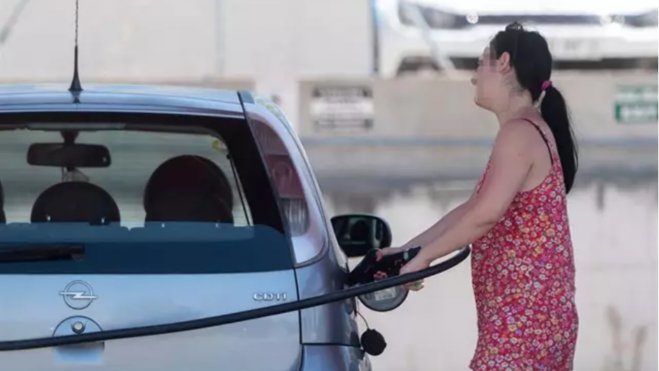 Una conductora reposta en una gasolinera de València