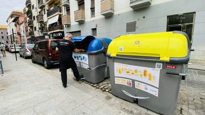 Una persona recicla a València