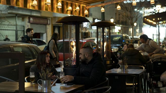 Gente disfruta en una terraza. Imagen de Xisco Navarro