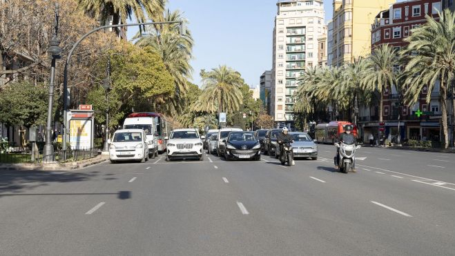 Diversos cotxes esperen en un semàfor del centre de València. Imatge de Xisco Navarro