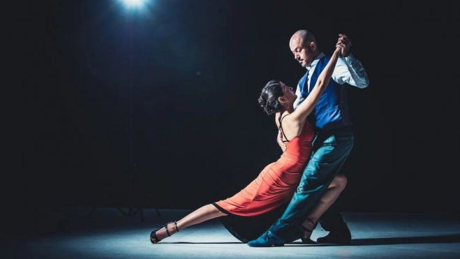 Dos personas bailando tango. Imagen de Marko Zirdum (Pexels)