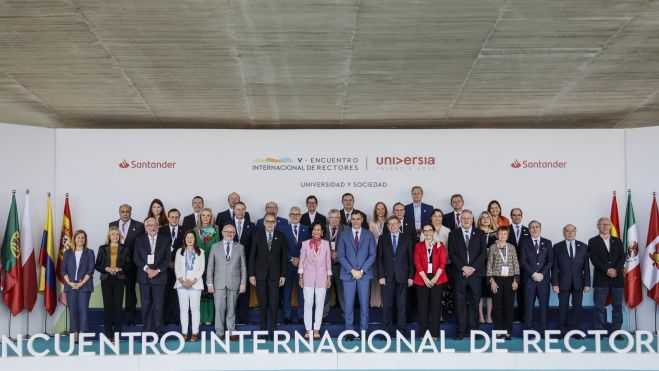 Foto de familia de los asistentes al V Encuentro Internacional de rectores Universia, en la Ciudad de las Artes y las Ciencia