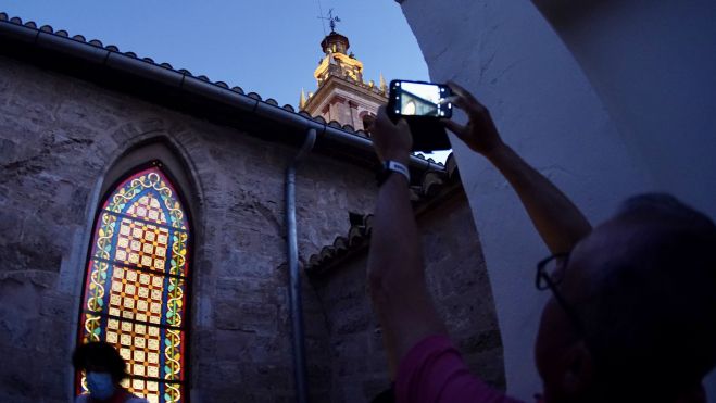 Un grup de persones durant la visita nocturna a les terrasses de San Nicolás