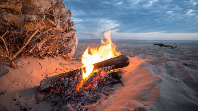 Foguera de Sant Joan a una platja de València