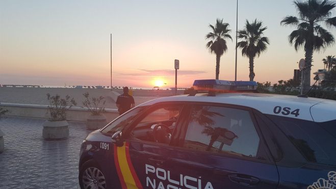 Un cotxe de Policia Nacional durant l'operatiu especial per la Nit de Sant Joan