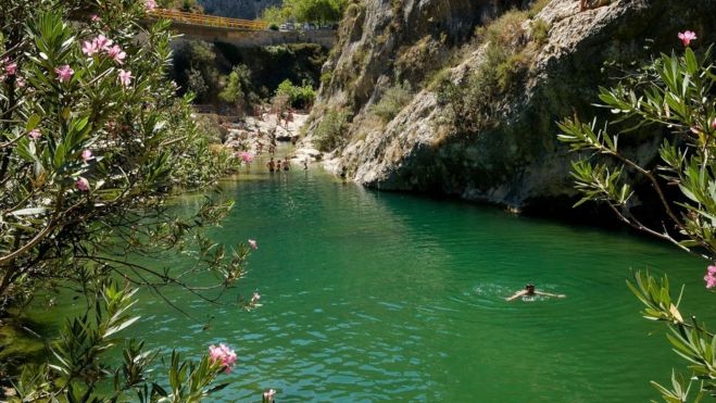 Una persona se baña en una zona del Pou Clar de Ontinyent. Imagen del Facebook Amics del Pou Clar