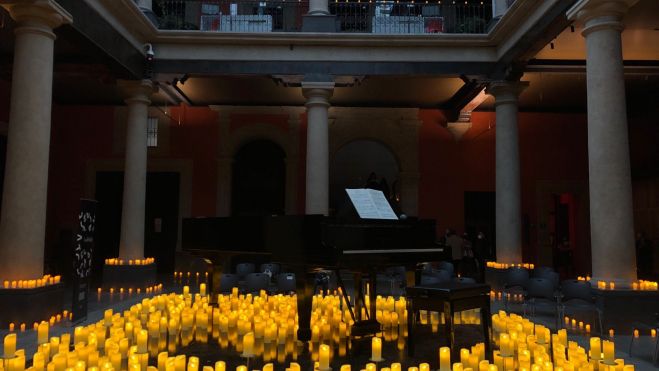 Imagen de un concierto de 'Candlelight' con piano (@FoodandTravelMX)