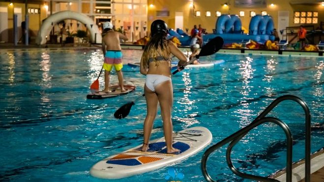 Piscina municipal del Parque del Oeste en una de sus aperturas nocturnas