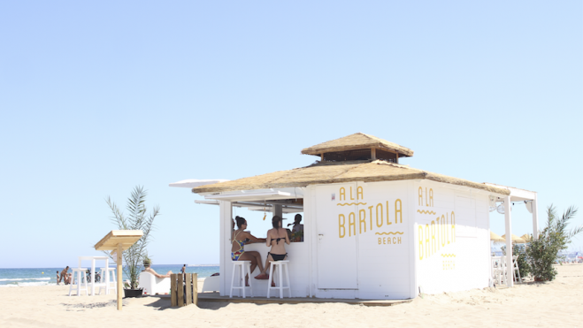 A la Bartola Beach, en la playa de la Patacona