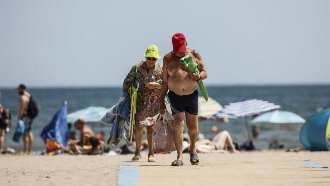 Personas en la playa de València