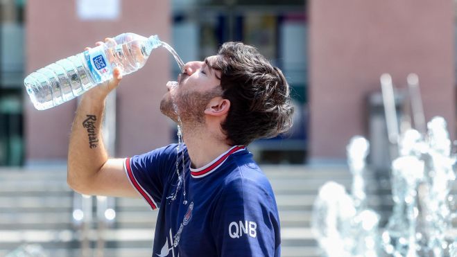 Una persona bebe agua durante una ola de calor en Valencia