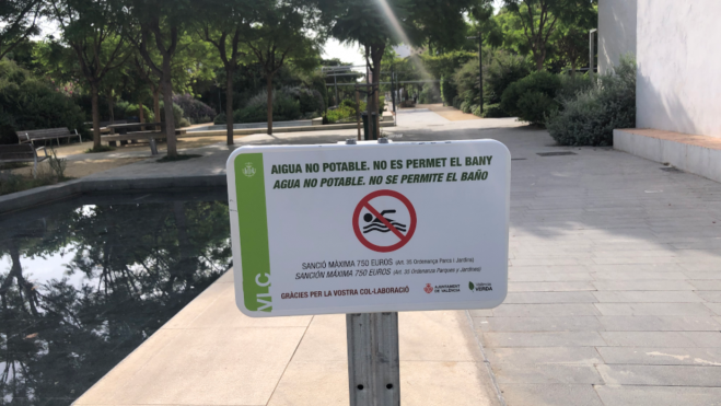 Multa de 750 euros por bañarse en las fuentes ornamentales del Parc Central (Imagen: Paula Picher)