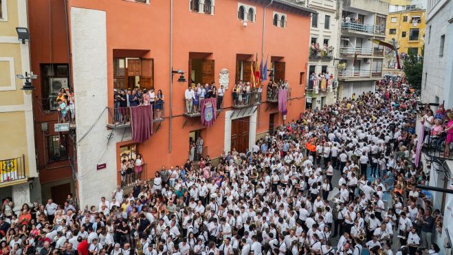 Interpretación de la marcha 'Chimo' por parte de centenares de músicos