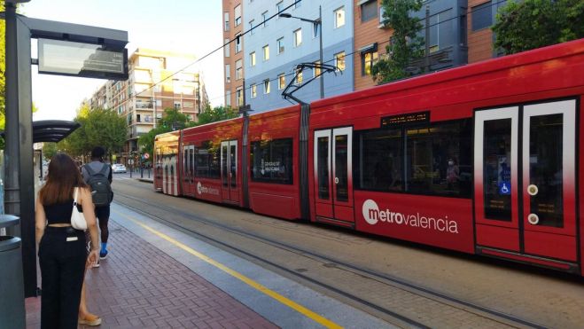 Un tranvía de Metrovalencia en la parada de Benimaclet