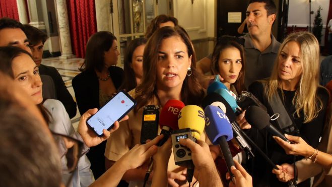 Sandra Gómez (PSPV València) fent declaracions als mitjans abans del ple municipal
