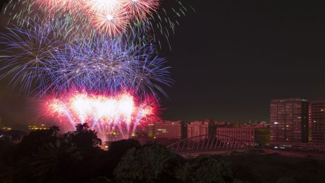 Castillo de fuegos artificiales en el Jardín del Turia de València