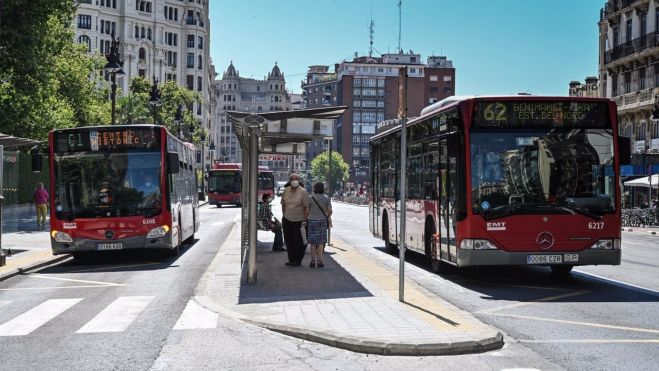 Diversos autobusos de l'EMT a la ciutat de València 