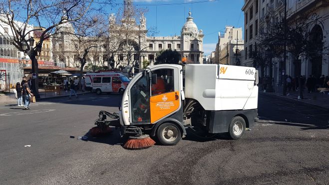 Una barredora limpiando una calle de València