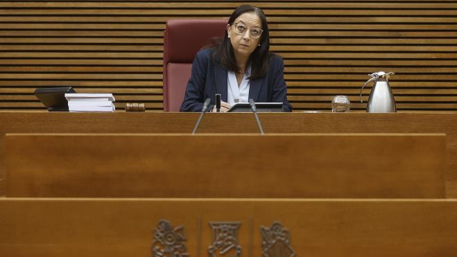 La presidenta de Les Corts, Llanos Massó, durante un pleno en Les Corts