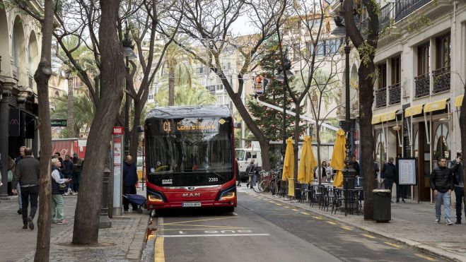 La línea C1 de la EMT por la calle San Vicente. Imagen: Xisco Navarro