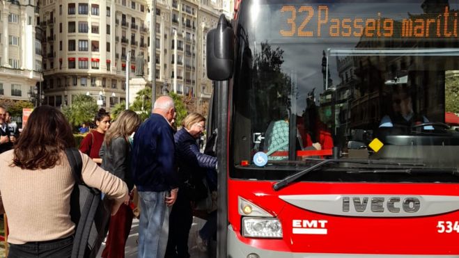 Parada de la EMT en la plaza del Ayuntamiento de Valencia