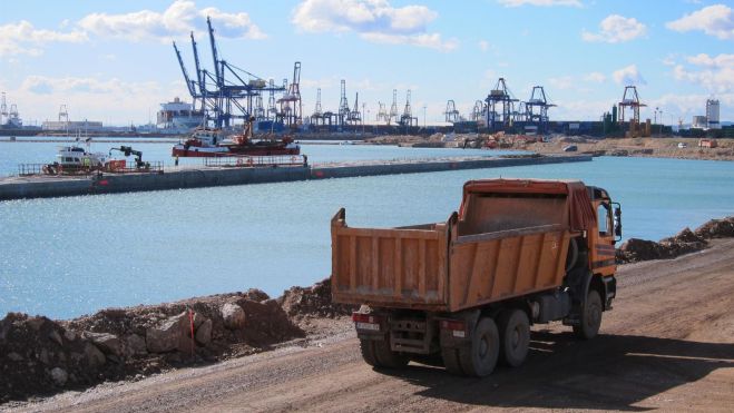 Un camión en el Puerto de València