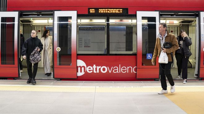 Varias personas salen de un tren de Metrovalencia en la estación de Alacant. Imagen: Xisco Navarro