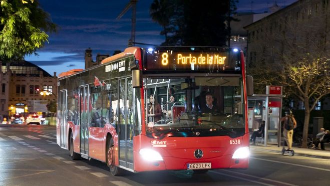 Un autobús de la línia 8 de l'EMT