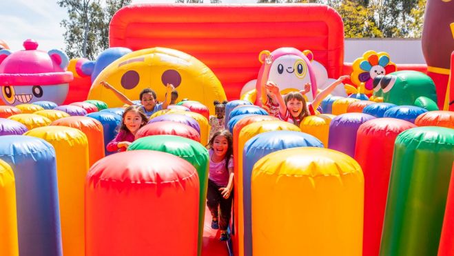 Un grupo de niños dentro del parque de hinchables de FunBox en Bonaire