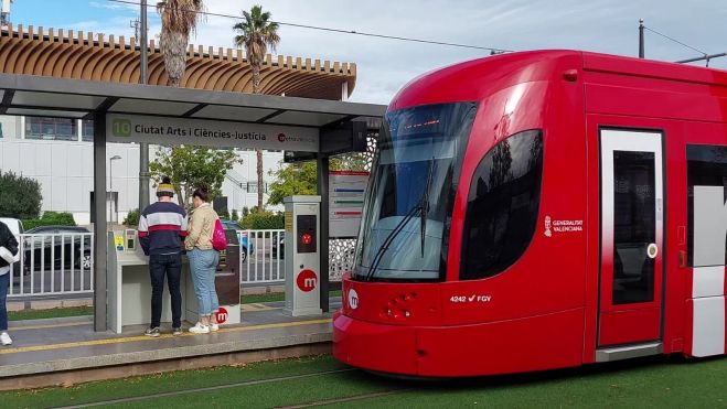 Dos personas esperan en una parada de la Línea 10 de Metrovalencia 