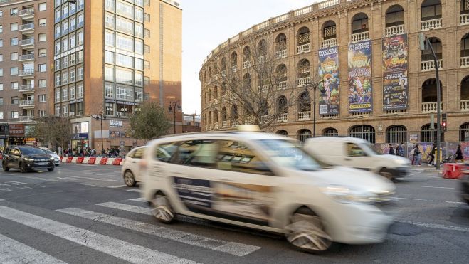 Varios coches por el centro de Valencia. Foto de Xisco Navarro