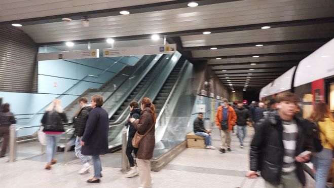 Diversos usuarios en la estación de metro de Xàtiva 