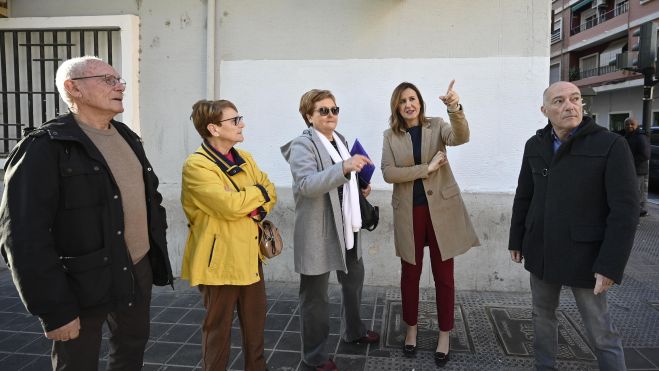 María José Catalá, alcaldesa de València, en el barrio de Orriols