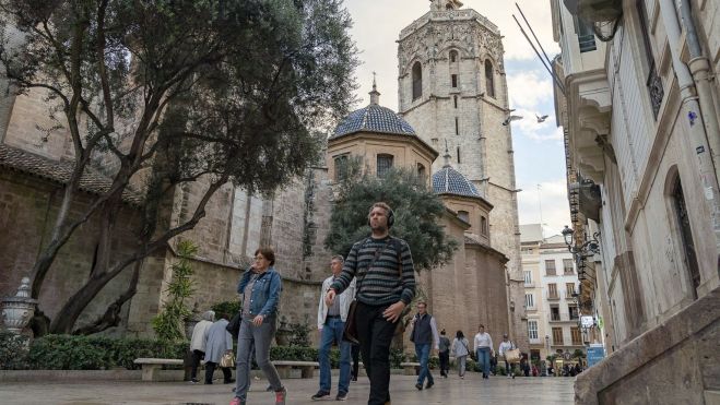 Persones passejen pels voltants de la Catedral de València, una de les zones més turístiques