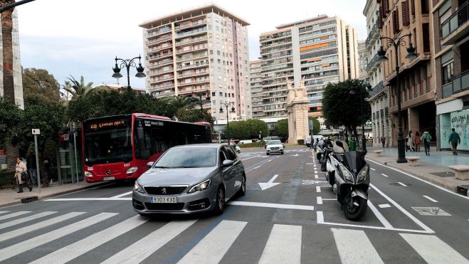 Coches circulando por la calle Colón de Valencia