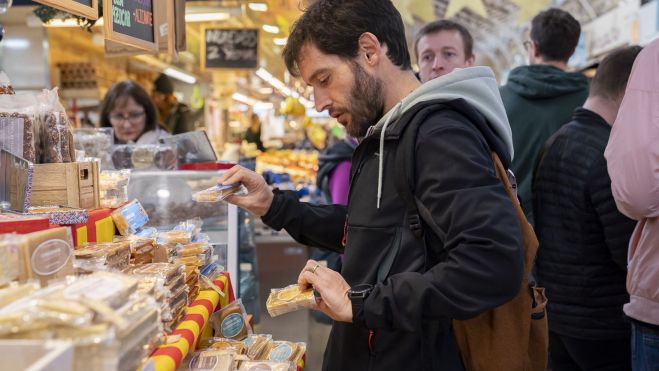 Un cliente comprando en el Mercado Central de Valencia / Foto: Xisco Navarro