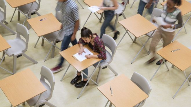 Un grup d'alumnes realitzen un examen